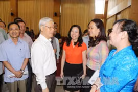  越共中央总书记阮富仲与河内市选民接触