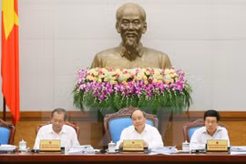 阮春福总理（中）主持会议