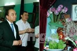 阮春福总理在胡志明主席供桌前鞠躬敬香