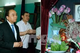 阮春福总理在胡志明主席供桌前鞠躬敬香