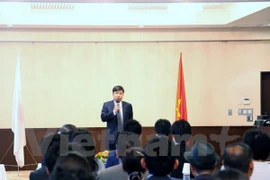 越南驻日本公使在新闻发布会上发表讲话