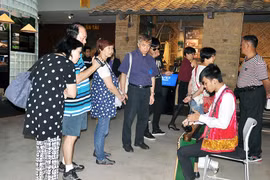 游客们参观广宁省博物馆