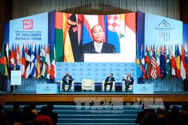 越南政府总理阮春福在论坛上发表讲话