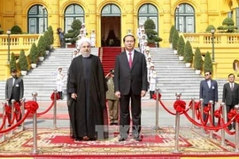 越南国家主席陈大光隆重举行仪式欢迎伊朗伊斯兰共和国总统哈桑•鲁哈尼访越.。