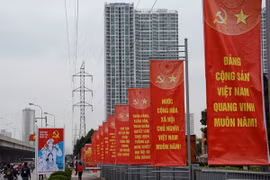 河内市主要街道挂满迎接越共十二大的横幅标语（图片来源：人民报网）