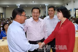 阮氏金银主席与丰田县选民握手