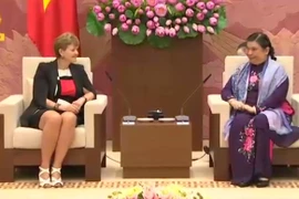 越共中央政治局委员、国会副主席丛氏放​与丹麦议会议员伊娃·柯吉尔·汉森