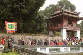 附图：春节期间游客参观文庙国子监（图片来源：越通社）