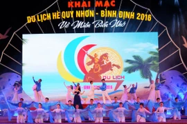 “归仁-平定-回到亲爱的海滩”旅游节开幕式上的艺术节目。