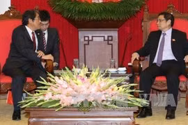 范明正会见梅田邦夫大使。（图片来源：越通社）