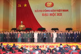 越共中央总书记与越共第十二届中央委员会成员合影（图片来源：越通社）