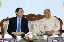 越南国家主席陈大光与前老挝国家主席坎代·西潘敦亲切交谈