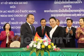 海外越南人国家委员会领导与海外老挝人联络委员会领导签署合作备忘录