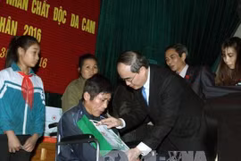 越南祖国阵线中央委员会主席阮善仁向南定省优抚对象赠送礼物（图片来源：越通社）