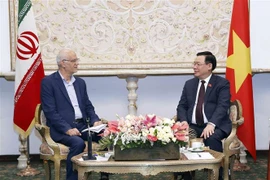越南国会主席王廷惠会见伊越友好协会主席卡迈勒·萨贾迪