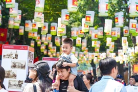 冯兴街张灯结彩喜迎首都解放日