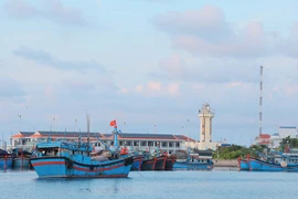 长沙群岛灯塔 - 浩海引航平安行