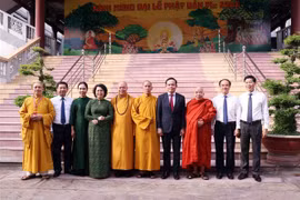 陈流光走访慰问胡志明市部分佛教寺院神职人员。图自越通社