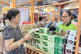 消费者了解同塔省的产品。图自越通社