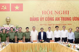 国家主席苏林与政府总理范明政和各位代表合影。图自越通社