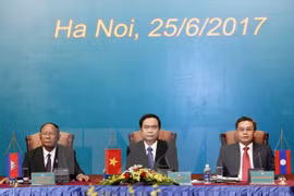 三国代表共同主持会议。