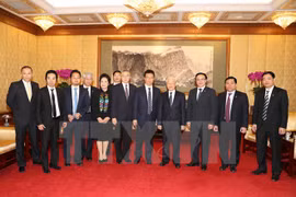 阮富仲总书记与中国集团和公司领导合影。