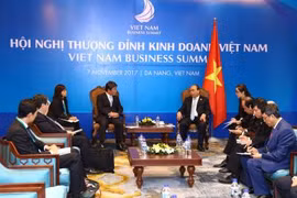 越南政府总理阮春福会见日本经济产业大臣兼经济振兴大臣茂木敏充。（图片来源：越通社）