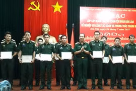 越南军队青年工作部部长丁国雄上校向各学员颁发结业证书。