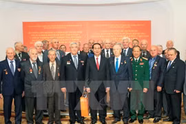 国家主席陈大光与白越友好协会代表和援越的白俄罗斯老战士。