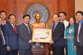 胡志明市市委常务副书记必成钢（右边第四）向老挝人民革命党青年团代表团赠送礼物。