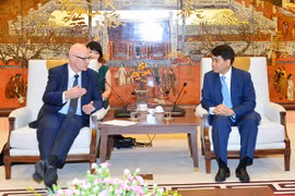 河内市委副书记、人民委员会主席阮德钟会见丹麦气候、能源和建筑部部长Thomas Egebo。（图片来源：越共电子报）