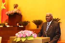 古巴共产党中央政治局委员、全国人民政权代表大会（国会）主席埃斯特万·拉索·埃尔南德斯在会上发表讲话。（图片来源：越通社）