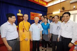越共中央总书记阮富仲同河内市国会代表团与河内市二征夫人选民接触。