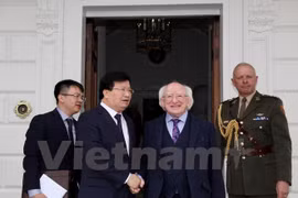 郑廷勇副总理（左二）与爱尔兰总统迈克尔•希金斯（右二）。