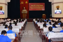 总结颁奖仪式场景。（图片来源：越通社） 