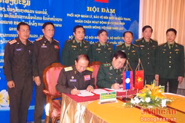 越南与老挝代表团团长签署会议纪要（图片来源：baonghean.vn）