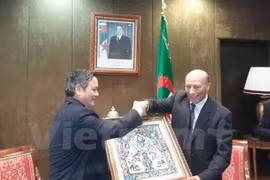 阿尔及利亚国民议会议长哈利法会见越南驻阿尔及利亚大使范国柱（图片来源：越通社）