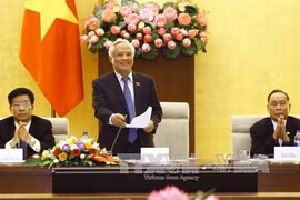 越南国会副主席汪周刘在见面会上发表讲话。