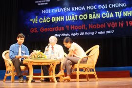 诺贝尔物理学奖得主赫拉尔杜斯·霍夫特教授与越南科学爱好者交流。（图片来源:VOV) 