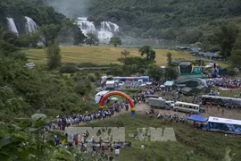 2017年第一次高平省板约瀑布旅游节场景。（图片来源：越通社）