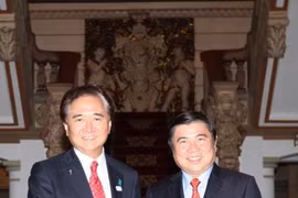 胡志明市人民委员会主席阮诚峰（右）会见日本神奈川县知事黑岩