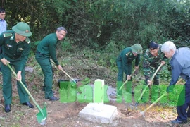 越南得农省与柬埔寨蒙多基里省进行辅助界碑立碑工作（图片来源：《得农报》）