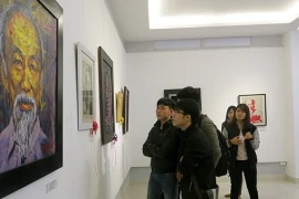 有关胡志明主席的雕塑与绘画作品展在顺化省举行