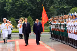 越南国家主席陈大光（左）和埃及总统塞西检阅仪仗队。（图片来源：越通社）