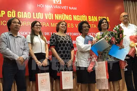 越南作家协会向古巴朋友赠送越南女作家、记者陈梅幸的《1-2-3-4.74战争纪要》一书的最新英语版。