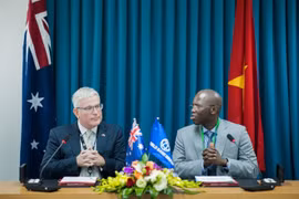 澳大利亚驻越大使克雷格·奇蒂克（左）同世界银行驻越南首席代表奥斯曼·迪奥签署新的伙伴关系合作协议（图片来源：越通社）