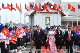 阮春福总理与夫人离开万象瓦岱国际机场，启程回国，圆满结束对老挝进行的正式访问。（图片来源：越通社）