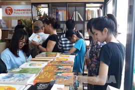 图书街备受青年们的欢迎。