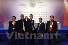 阮文山中将（右二）率领越南代表团出席会议（图片来源：越通社）