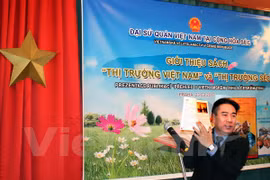 越南驻捷克大使馆商务参赞陈协商介绍《越南市场指南》书籍(图片来源：越通社）